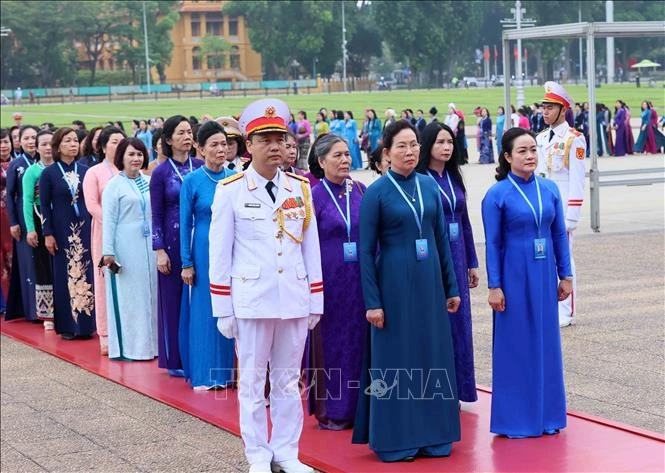 Đại biểu dự Đại hội Phụ nữ toàn quốc vào Lăng viếng Chủ tịch Hồ Chí Minh Đại biểu dự Đại hội Phụ nữ toàn quốc vào Lăng viếng Chủ tịch Hồ Chí Minh