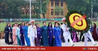 Đại biểu dự Đại hội Phụ nữ toàn quốc vào Lăng viếng Chủ tịch Hồ Chí Minh