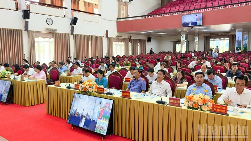 Đại biểu Quốc hội tỉnh Vĩnh Long tiếp xúc cử tri với 124 xã, phường trong tỉnh Đại biểu Quốc hội tỉnh Vĩnh Long tiếp xúc cử tri với 124 xã, phường trong tỉnh