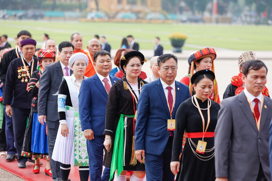 Đại biểu tham dự Đại hội đại biểu toàn quốc MTTQ Việt Nam vào Lăng viếng Chủ tịch Hồ Chí Minh Đại biểu tham dự Đại hội đại biểu toàn quốc MTTQ Việt Nam vào Lăng viếng Chủ tịch Hồ Chí Minh