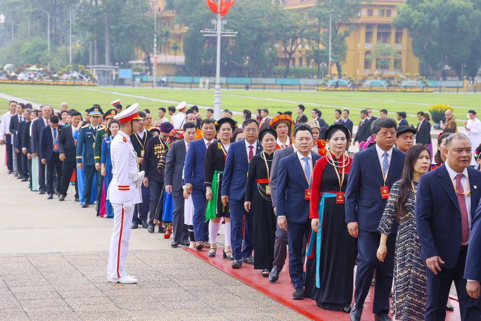 Đại biểu tham dự Đại hội đại biểu toàn quốc MTTQ Việt Nam vào Lăng viếng Chủ tịch Hồ Chí Minh Đại biểu tham dự Đại hội đại biểu toàn quốc MTTQ Việt Nam vào Lăng viếng Chủ tịch Hồ Chí Minh