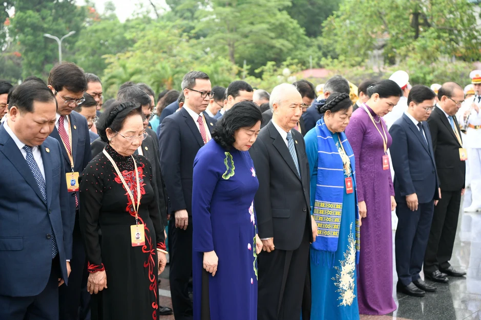 Đại biểu tham dự Đại hội đại biểu toàn quốc MTTQ Việt Nam vào Lăng viếng Chủ tịch Hồ Chí Minh Đại biểu tham dự Đại hội đại biểu toàn quốc MTTQ Việt Nam vào Lăng viếng Chủ tịch Hồ Chí Minh