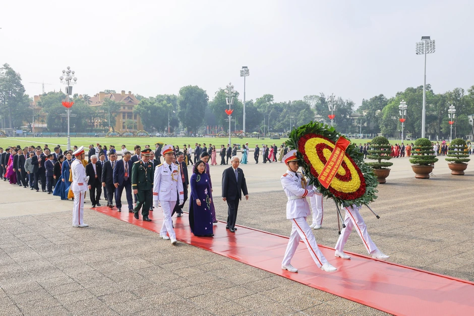 Đại biểu tham dự Đại hội đại biểu toàn quốc MTTQ Việt Nam vào Lăng viếng Chủ tịch Hồ Chí Minh Đại biểu tham dự Đại hội đại biểu toàn quốc MTTQ Việt Nam vào Lăng viếng Chủ tịch Hồ Chí Minh