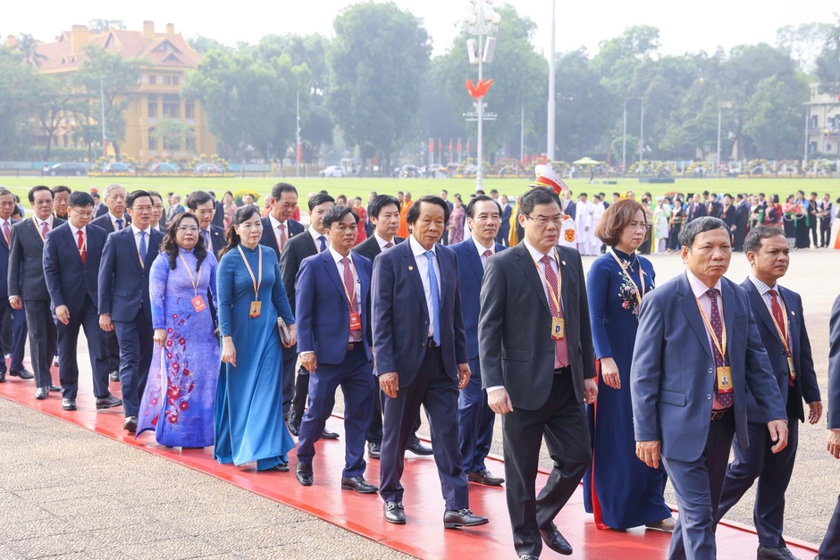 Đại biểu tham dự Đại hội đại biểu toàn quốc MTTQ Việt Nam vào Lăng viếng Chủ tịch Hồ Chí Minh Đại biểu tham dự Đại hội đại biểu toàn quốc MTTQ Việt Nam vào Lăng viếng Chủ tịch Hồ Chí Minh