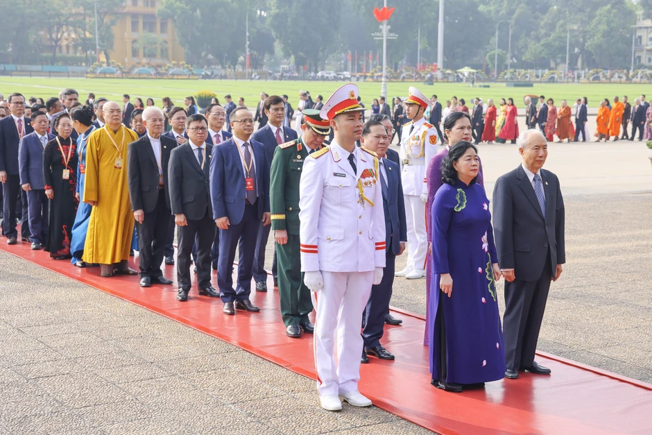 Đại biểu tham dự Đại hội đại biểu toàn quốc MTTQ Việt Nam vào Lăng viếng Chủ tịch Hồ Chí Minh Đại biểu tham dự Đại hội đại biểu toàn quốc MTTQ Việt Nam vào Lăng viếng Chủ tịch Hồ Chí Minh