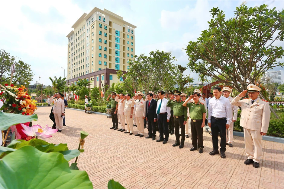 Đại học Cảnh sát nhân dân đón nhận danh hiệu Anh hùng lực lượng vũ trang nhân dân Đại học Cảnh sát nhân dân đón nhận danh hiệu Anh hùng lực lượng vũ trang nhân dân
