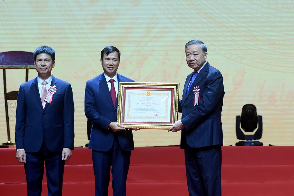 Đại học Quốc gia Hà Nội phải trở thành trụ cột học thuật, trung tâm kết nối tri thức với phát triển Đại học Quốc gia Hà Nội phải trở thành trụ cột học thuật, trung tâm kết nối tri thức với phát triển