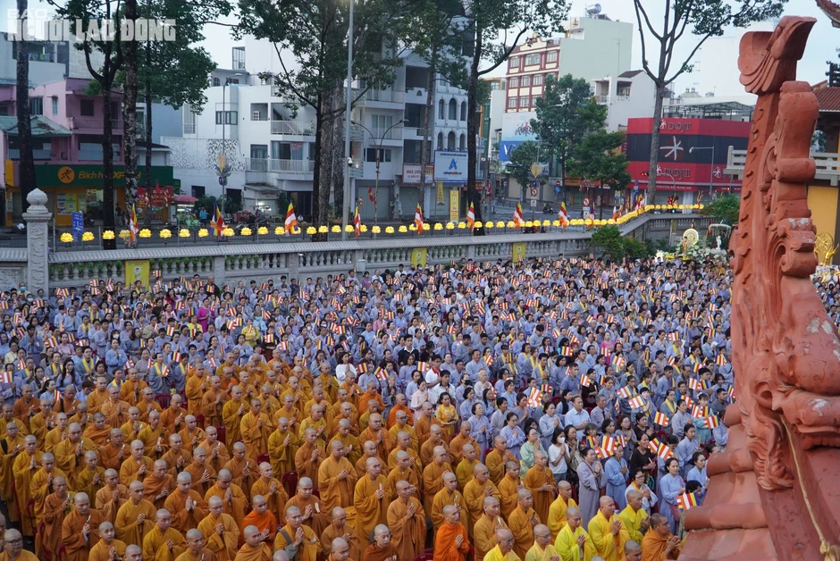 Đại lễ Phật đản Phật lịch 2570: Làm cho cuộc sống tốt đẹp hơn bằng ngọn đèn từ bi