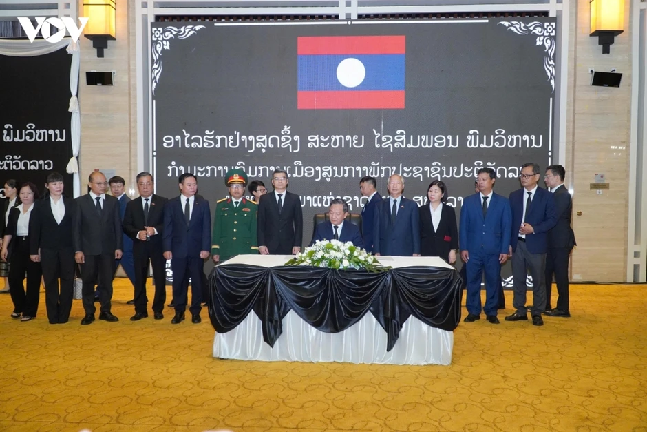 Đại sứ Việt Nam tại Lào viếng đồng chí Saysomphone Phomvihane Đại sứ Việt Nam tại Lào viếng đồng chí Saysomphone Phomvihane