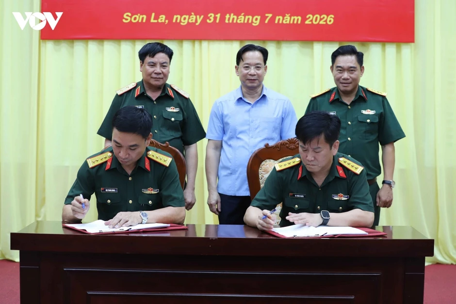 Đại tá Đậu Thanh Quang giữ chức Chính ủy Bộ CHQS tỉnh Sơn La Đại tá Đậu Thanh Quang giữ chức Chính ủy Bộ CHQS tỉnh Sơn La
