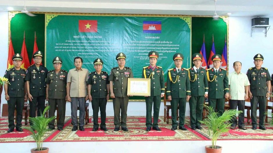 Đại tá Võ Thành Danh nhận Huân chương Hữu nghị của Campuchia Đại tá Võ Thành Danh nhận Huân chương Hữu nghị của Campuchia