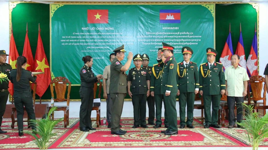 Đại tá Võ Thành Danh nhận Huân chương Hữu nghị của Campuchia Đại tá Võ Thành Danh nhận Huân chương Hữu nghị của Campuchia