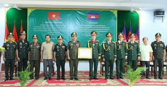 Đại tá Võ Thành Danh nhận Huân chương Hữu nghị của Campuchia