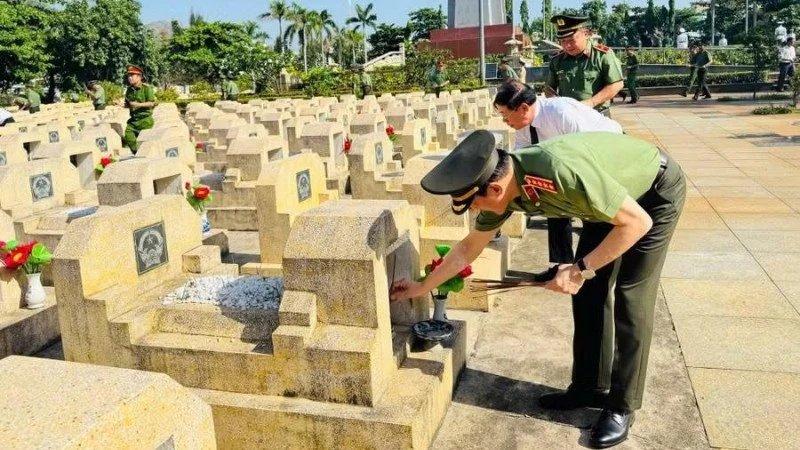 Đại tướng Lương Tam Quang thăm, tặng quà người có công với cách mạng tại Gia Lai