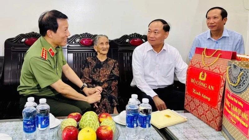Đại tướng Lương Tam Quang thăm, tặng quà người có công với cách mạng tại Gia Lai