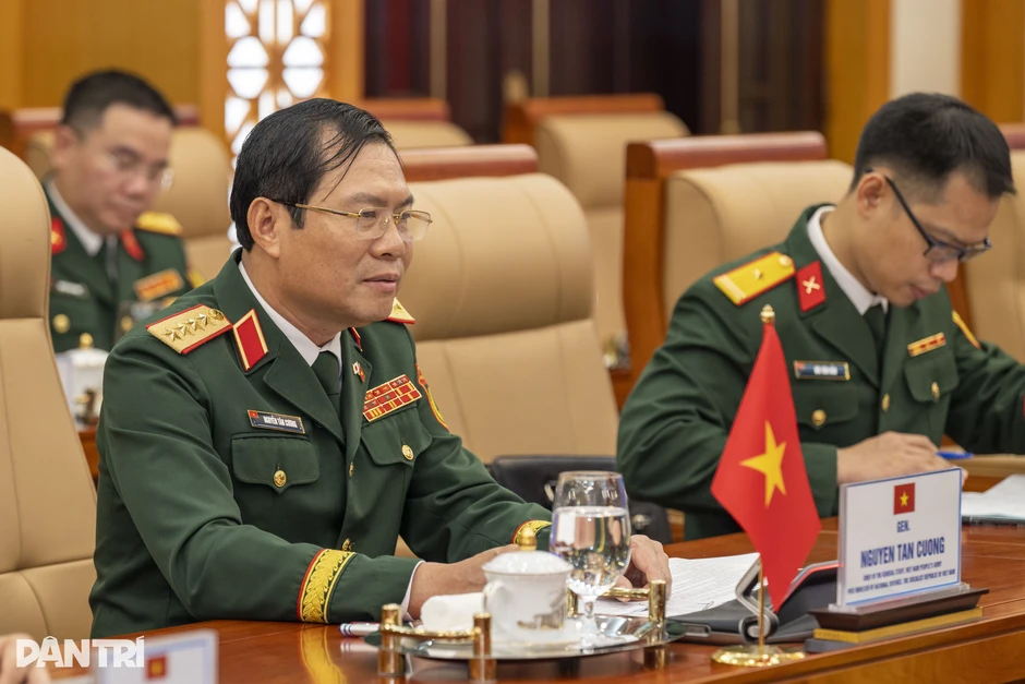 Đại tướng Nguyễn Tân Cương hội đàm với Tham mưu trưởng Liên quân Nhật Bản Đại tướng Nguyễn Tân Cương hội đàm với Tham mưu trưởng Liên quân Nhật Bản
