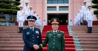 Đại tướng Nguyễn Tân Cương hội đàm với Tham mưu trưởng Liên quân Nhật Bản