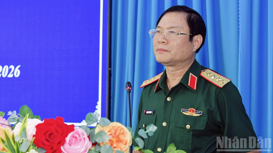 Đại tướng Nguyễn Tân Cương làm việc và tặng quà tại tỉnh Đồng Tháp Đại tướng Nguyễn Tân Cương làm việc và tặng quà tại tỉnh Đồng Tháp