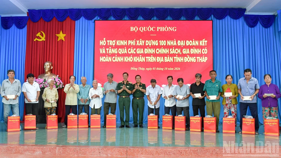 Đại tướng Nguyễn Tân Cương làm việc và tặng quà tại tỉnh Đồng Tháp Đại tướng Nguyễn Tân Cương làm việc và tặng quà tại tỉnh Đồng Tháp