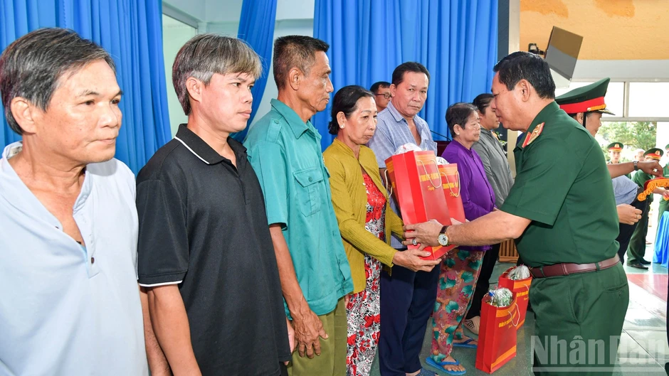 Đại tướng Nguyễn Tân Cương làm việc và tặng quà tại tỉnh Đồng Tháp Đại tướng Nguyễn Tân Cương làm việc và tặng quà tại tỉnh Đồng Tháp