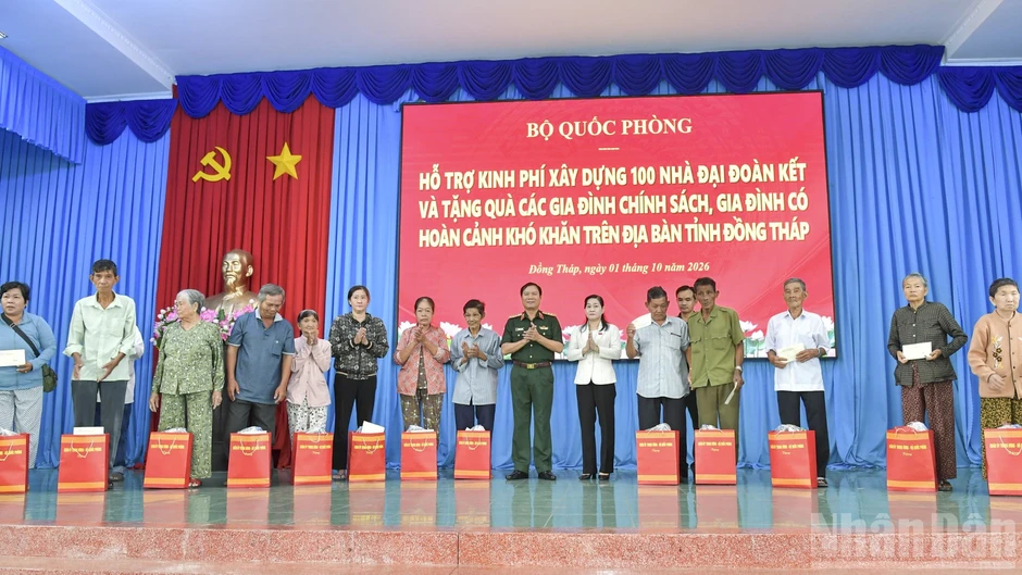 Đại tướng Nguyễn Tân Cương làm việc và tặng quà tại tỉnh Đồng Tháp Đại tướng Nguyễn Tân Cương làm việc và tặng quà tại tỉnh Đồng Tháp