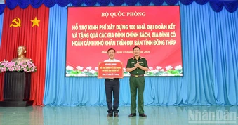 Đại tướng Nguyễn Tân Cương làm việc và tặng quà tại tỉnh Đồng Tháp