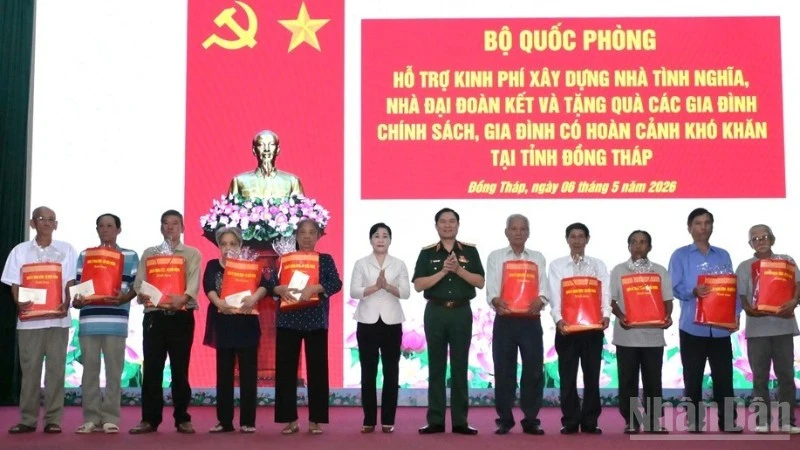 Đại tướng Nguyễn Tân Cương tiếp xúc cử tri và tặng quà tại tỉnh Đồng Tháp Đại tướng Nguyễn Tân Cương tiếp xúc cử tri và tặng quà tại tỉnh Đồng Tháp