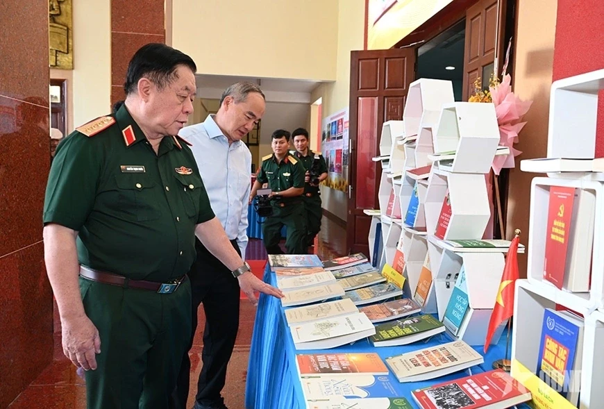 Đại tướng Nguyễn Trọng Nghĩa chủ trì gặp mặt đại biểu văn nghệ sĩ khu vực phía Nam Đại tướng Nguyễn Trọng Nghĩa chủ trì gặp mặt đại biểu văn nghệ sĩ khu vực phía Nam