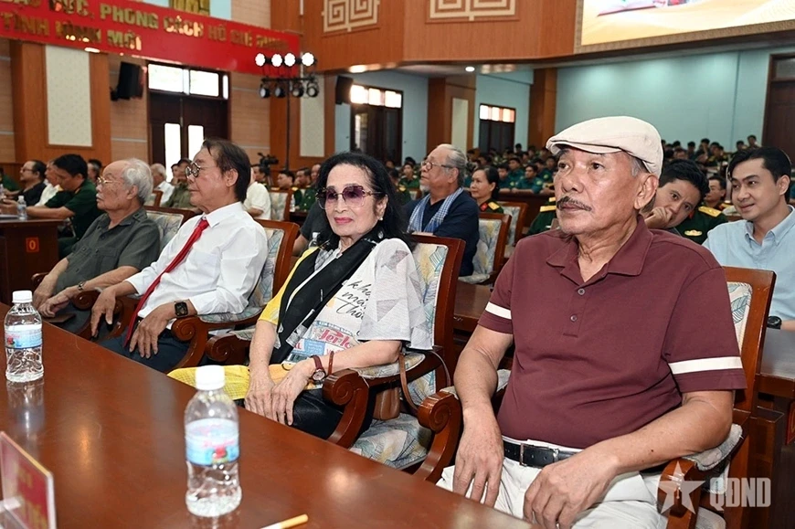 Đại tướng Nguyễn Trọng Nghĩa chủ trì gặp mặt đại biểu văn nghệ sĩ khu vực phía Nam Đại tướng Nguyễn Trọng Nghĩa chủ trì gặp mặt đại biểu văn nghệ sĩ khu vực phía Nam