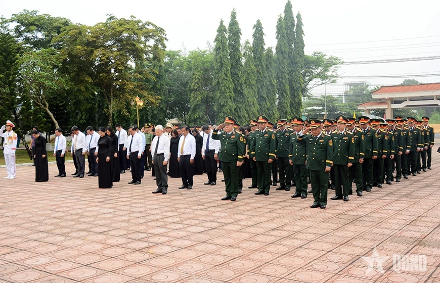 Đại tướng Nguyễn Trọng Nghĩa chủ trì lễ dâng hoa, dâng hương tại Tượng đài Chiến thắng chốt chặn Tàu Ô