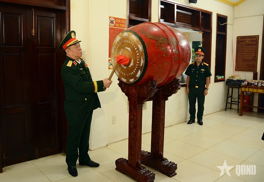 Đại tướng Nguyễn Trọng Nghĩa chủ trì lễ dâng hoa, dâng hương tại Tượng đài Chiến thắng chốt chặn Tàu Ô