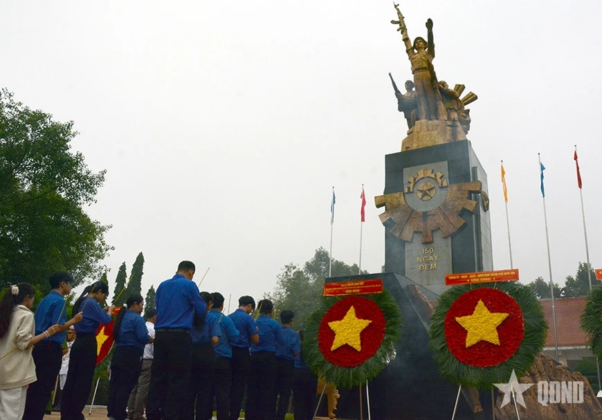 Đại tướng Nguyễn Trọng Nghĩa chủ trì lễ dâng hoa, dâng hương tại Tượng đài Chiến thắng chốt chặn Tàu Ô
