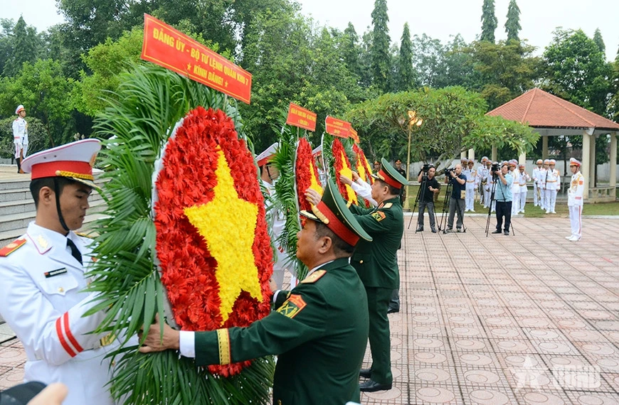 Đại tướng Nguyễn Trọng Nghĩa chủ trì lễ dâng hoa, dâng hương tại Tượng đài Chiến thắng chốt chặn Tàu Ô
