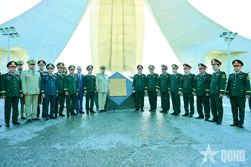 Đại tướng Nguyễn Trọng Nghĩa dâng hoa tưởng niệm Chủ tịch Hồ Chí Minh tại Algeria
