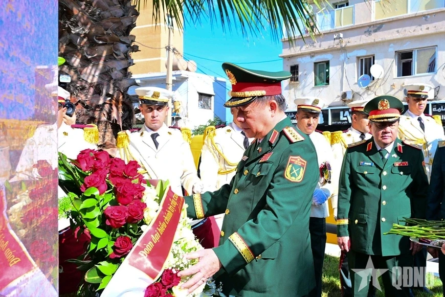 Đại tướng Nguyễn Trọng Nghĩa dâng hoa tưởng niệm Chủ tịch Hồ Chí Minh tại Algeria