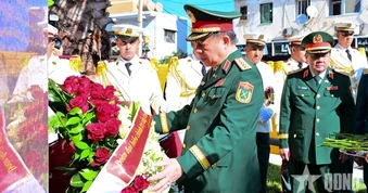 Đại tướng Nguyễn Trọng Nghĩa dâng hoa tưởng niệm Chủ tịch Hồ Chí Minh tại Algeria