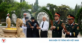 Đại tướng Nguyễn Trọng Nghĩa dâng hương tại Tượng đài Chiến thắng Tàu Ô