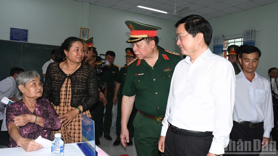 Đại tướng Nguyễn Trọng Nghĩa dự các hoạt động tri ân tại Tây Ninh Đại tướng Nguyễn Trọng Nghĩa dự các hoạt động tri ân tại Tây Ninh