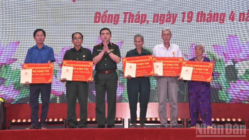 Đại tướng Nguyễn Trọng Nghĩa dự họp mặt tại Đồng Tháp Đại tướng Nguyễn Trọng Nghĩa dự họp mặt tại Đồng Tháp