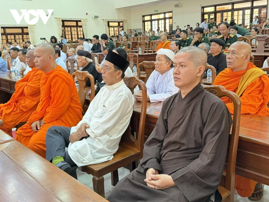 Đại tướng Nguyễn Trọng Nghĩa gặp mặt già làng, chức sắc tôn giáo khu vực Nam Bộ Đại tướng Nguyễn Trọng Nghĩa gặp mặt già làng, chức sắc tôn giáo khu vực Nam Bộ