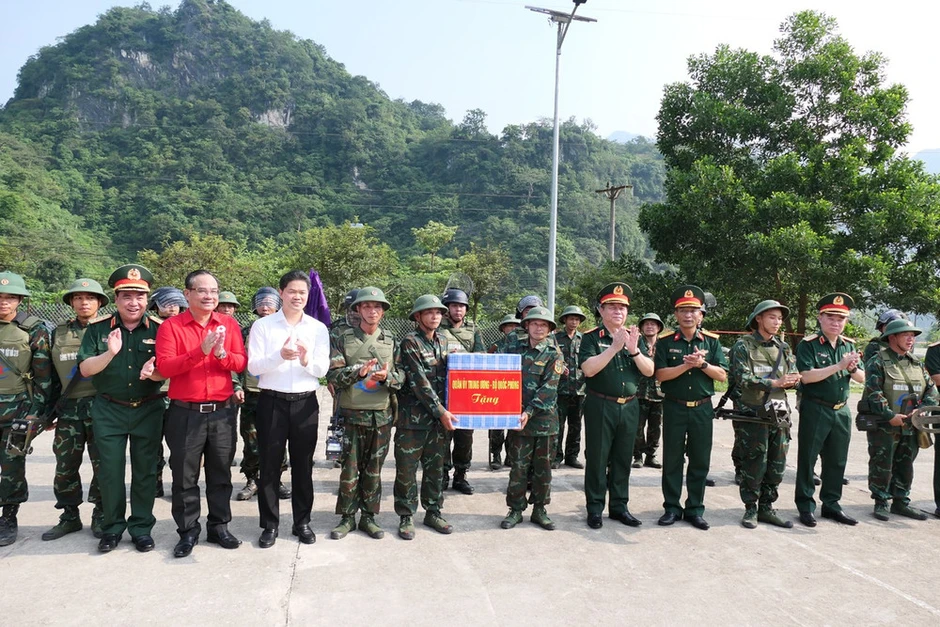 Đại tướng Nguyễn Trọng Nghĩa làm việc tại tỉnh Tuyên Quang Đại tướng Nguyễn Trọng Nghĩa làm việc tại tỉnh Tuyên Quang