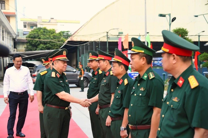 Đại tướng Nguyễn Trọng Nghĩa làm việc với nhiều đơn vị tại Đà Nẵng Đại tướng Nguyễn Trọng Nghĩa làm việc với nhiều đơn vị tại Đà Nẵng