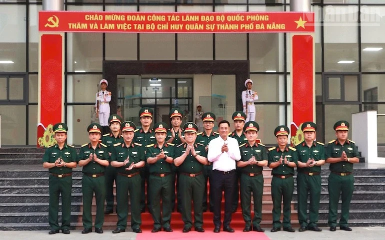 Đại tướng Nguyễn Trọng Nghĩa thăm làm việc với Bộ Chỉ huy Quân sự thành phố Đà Nẵng Đại tướng Nguyễn Trọng Nghĩa thăm làm việc với Bộ Chỉ huy Quân sự thành phố Đà Nẵng