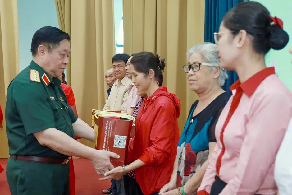 Đại tướng Nguyễn Trọng Nghĩa thăm, tặng quà các gia đình chính sách ở Khánh Hòa Đại tướng Nguyễn Trọng Nghĩa thăm, tặng quà các gia đình chính sách ở Khánh Hòa