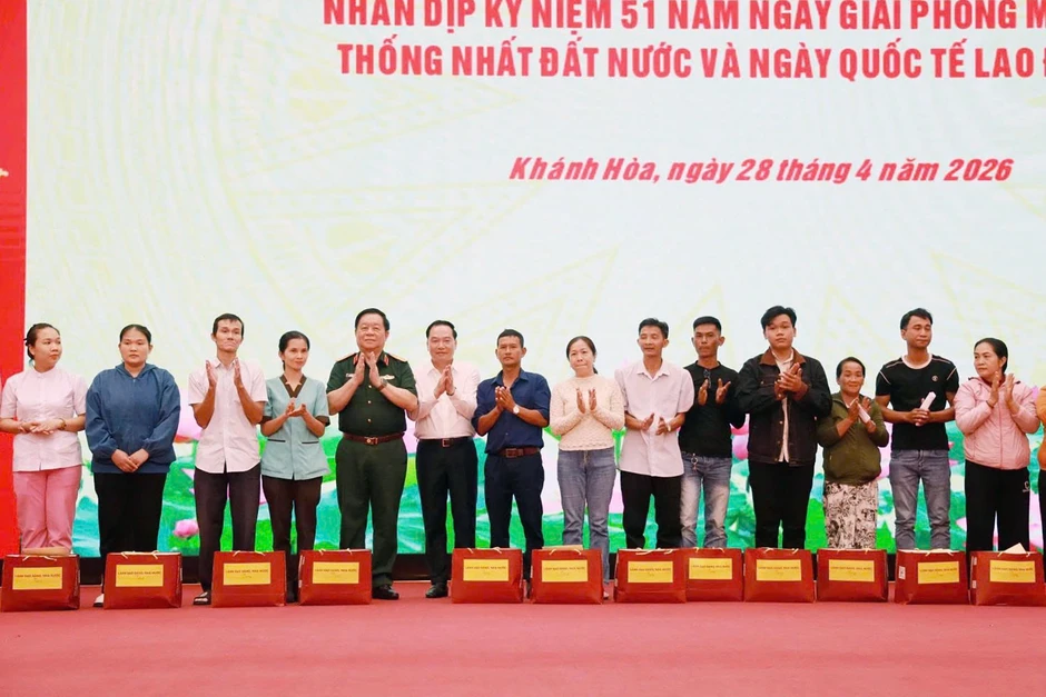 Đại tướng Nguyễn Trọng Nghĩa thăm, tặng quà các gia đình chính sách ở Khánh Hòa Đại tướng Nguyễn Trọng Nghĩa thăm, tặng quà các gia đình chính sách ở Khánh Hòa
