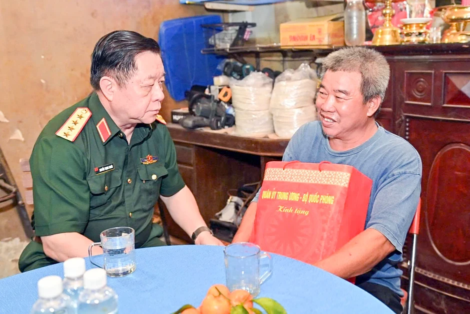 Đại tướng Nguyễn Trọng Nghĩa thăm, tặng quà các gia đình chính sách ở Khánh Hòa Đại tướng Nguyễn Trọng Nghĩa thăm, tặng quà các gia đình chính sách ở Khánh Hòa