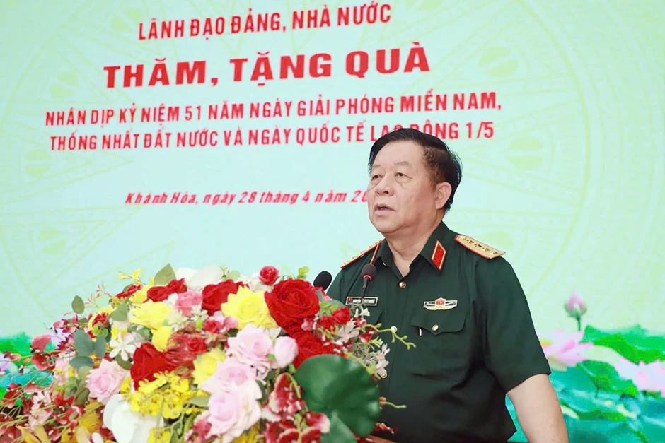 Đại tướng Nguyễn Trọng Nghĩa thăm, tặng quà các gia đình chính sách ở Khánh Hòa Đại tướng Nguyễn Trọng Nghĩa thăm, tặng quà các gia đình chính sách ở Khánh Hòa