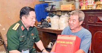Đại tướng Nguyễn Trọng Nghĩa thăm, tặng quà các gia đình chính sách ở Khánh Hòa