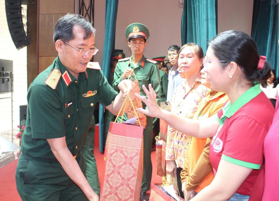 Đại tướng Nguyễn Trọng Nghĩa thăm, tặng quà cho gia đình chính sách tại Gia Lai Đại tướng Nguyễn Trọng Nghĩa thăm, tặng quà cho gia đình chính sách tại Gia Lai
