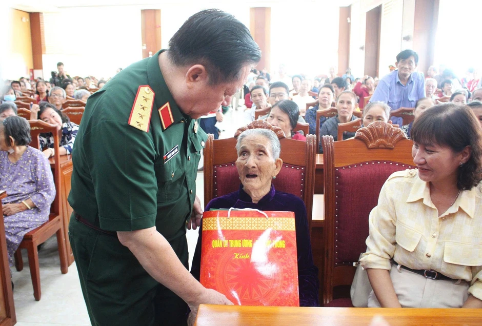 Đại tướng Nguyễn Trọng Nghĩa thăm, tặng quà cho gia đình chính sách tại Gia Lai Đại tướng Nguyễn Trọng Nghĩa thăm, tặng quà cho gia đình chính sách tại Gia Lai
